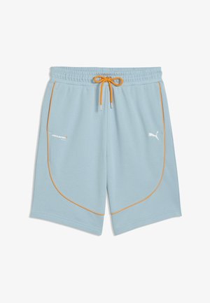 Hellblaue McLaren x Puma Shorts mit orangem Kordelzug und Paspel, elastischem Bund und Logos an den Vorderseiten.