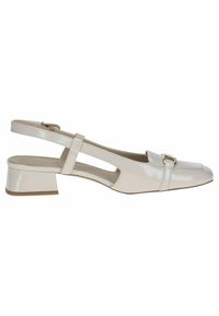 Beige Lackleder Slingback-Schuh mit quadratischer Zehenpartie, niedrigem Blockabsatz und einem verstellbaren Riemen mit einer dekorativen metallischen Schnalle.