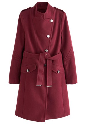 Lange bordeauxrode wollen jas met hoge kraag, zilveren knopen, taille met ceintuur, klepzakken en doorgestikte details op de mouwen en uiteinden van de ceintuur.