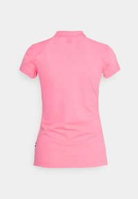 Rosa polo t-shirt med korta ärmar och krage. Tillverkad av ett mjukt tyg med en ren, enkel design och utan synliga mönster eller accenter.