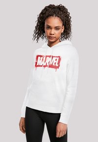 Biely mikina s kapucňou a červenobielym logom "MARVEL", so prednou vreckom, šnúrkami a rebrovanými manžetami. Hladká textúra látky.