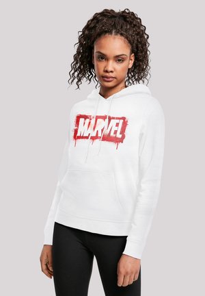 Hvit hettegenser med en rød og hvit "MARVEL"-logo, med frontlomme, snor og ribbestrikkede mansjetter. Glatt stoffstruktur.