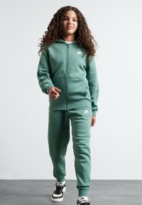 Nike Sportswear SPORTSWEAR CLUB FLEECE - Melegítő - bicoastal/white