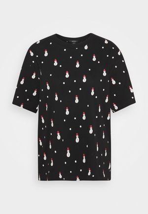 Zwart T-shirt met korte mouwen en een patroon van kleine witte sneeuwpoppen met rode hoeden en verspreide witte stippen.