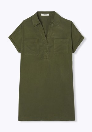 Robe chemise vert olive à manches courtes avec col, ouverture en V, deux poches poitrine et poignets retroussés.