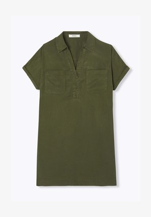 Robe chemise vert olive à manches courtes avec col, ouverture en V, deux poches poitrine et poignets retroussés.