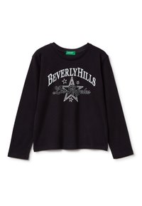 Czarna koszula z długim rękawem, na której widnieje napis "BEVERLY HILLS" oraz "Los Angeles" w białym druku, z grafikami gwiazd i okrągłym dekoltem. Wykonana z miękkiego materiału.