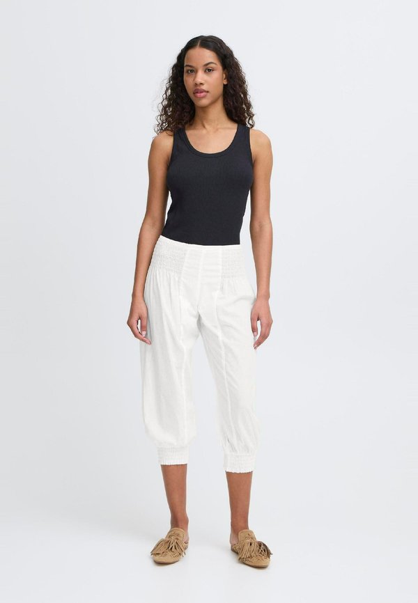 JILL WIDE CAPRI - Shorts - blanc de blanc3