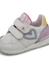 Weiße Sportschuhe aus Mesh-Stoff, mit Klettverschlüssen, lila und gelben Akzenten, grauer Herzstickerei und strukturiertem Sohlenprofil.