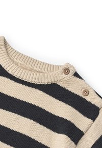 Randig tröja i kräm och marinblå, stickad textur, med en ribbad krage och två träknappar nära axeln.