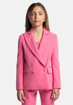 Blazer rosa doppiopetto con rever a notched, tasche frontali e una finitura liscia e testurizzata. Abbinato a pantaloni coordinati, creando un look sartoriale.