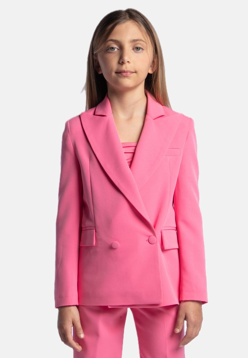 Blazer rosa doppiopetto con rever a notched, tasche frontali e una finitura liscia e testurizzata. Abbinato a pantaloni coordinati, creando un look sartoriale.