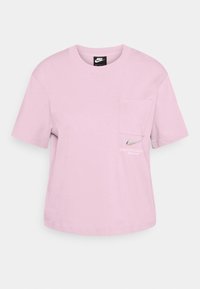 Rosa bomullströja med rund halsringning, korta ärmar, bröstficka till vänster och en liten tryckt Nike-logotyp nederst fram.