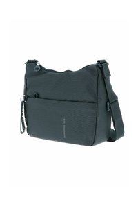 Borsa a spalla in tessuto nero con superficie texturizzata, chiusura a zip, tracolla regolabile e tasca frontale. Presenta il logo in argento sul lato.