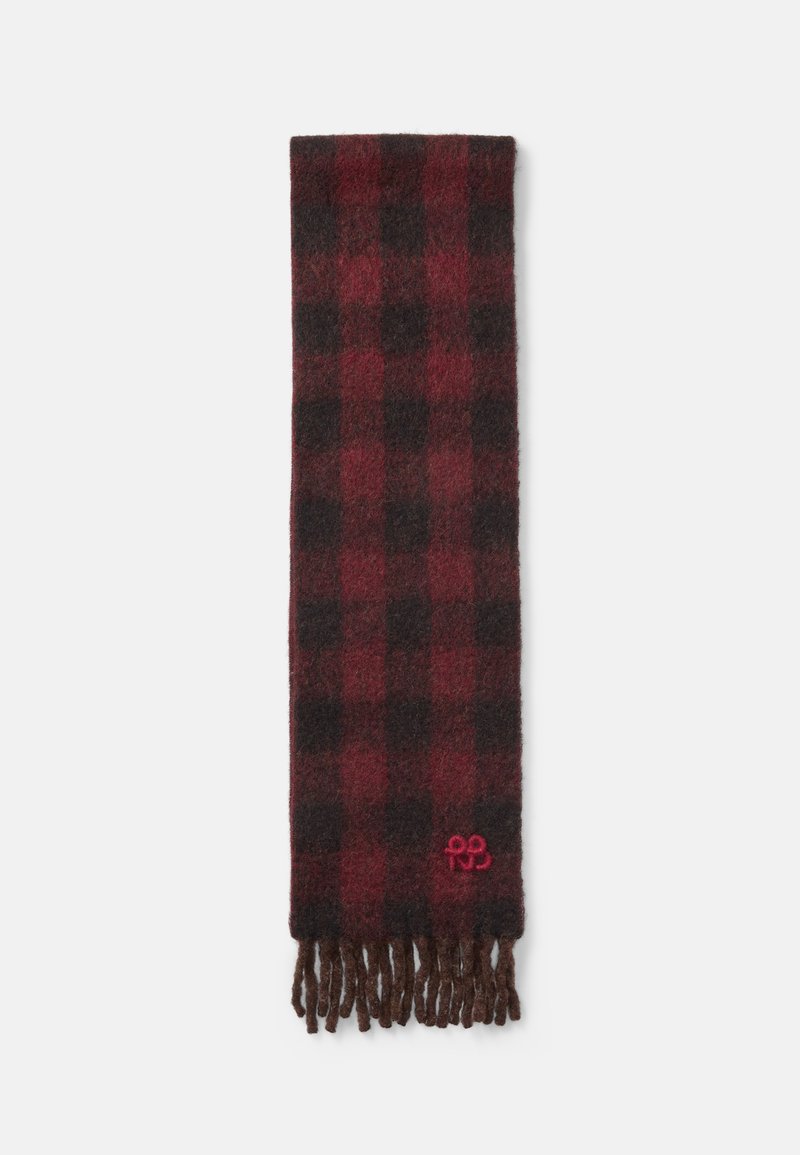 Rød- og sortternet uldscarf med frynser og en lille pink logo-brodering i den ene ende. Blød tekstur.