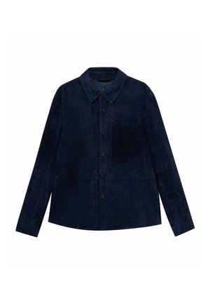 Granatowa koszula z długim rękawem zapinana na guziki, z kołnierzykiem i kieszenią na piersi, ułożona na płasko na białym tle.