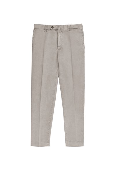 Pantalones de color gris claro, fabricados en algodón, con corte recto, cierre de botón y bolsillos laterales. Textura suave con un detalle mínimo.