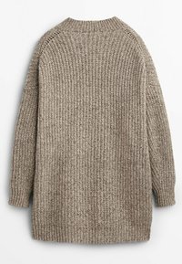 Pull en maille beige épaisse avec manches longues, poignets et ourlet côtelés, et encolure ronde, vu de dos sur fond blanc.