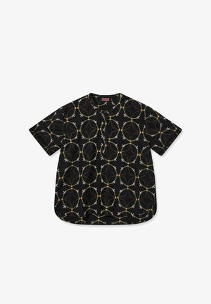 Bluza neagră cu mâneci scurte, decolteu rotund și model floral în lanț galben și roz, tiv ușor curbat.