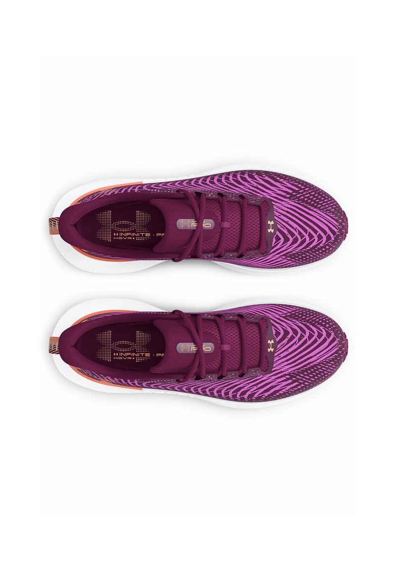 Zapatillas deportivas moradas con una parte superior de malla texturizada, que presenta un diseño degradado, cierre con cordones y una media suela blanca. Marca en la lengüeta.