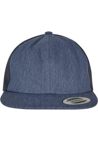 Kék farmer snapback sapka lapos karimával, függőleges csíkos textúrával, fekete hálós oldalakkal és egy kör alakú címkével, amely a márkainformációkat tartalmazza.
