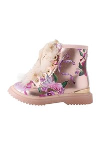 Stivaletto alla caviglia metallizzato rosa con motivo floreale, dettagli in pizzo e hardware dorato. Presenta una suola texturizzata e dettagli decorativi in nastro.