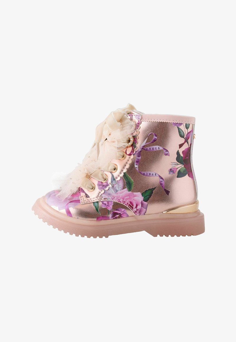 Metaliczne różowe botki kostki z kwiecistym wzorem, koronkowymi akcentami i złotymi elementami. Posiadają teksturowaną podeszwę oraz dekoracyjne detale w postaci wstążek.