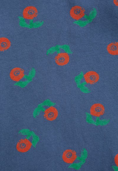Tissu bleu à motif de petites fleurs orange avec des points centraux et des feuilles vertes réparties uniformément.