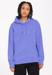 Paarse hoodie met een voorzak, een capuchon met trekkoord, geribde manchetten en een grafisch logo op de borst. Zachte stof met een egale textuur.
