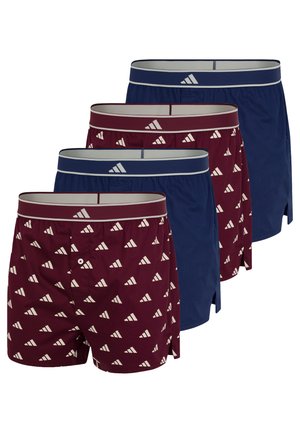 Vier Herren-Boxershorts in abwechselnd festem Marineblau und Bordeaux mit weißen Dreiecksmustern, jeweils mit kontrastierendem Bund und Logo.