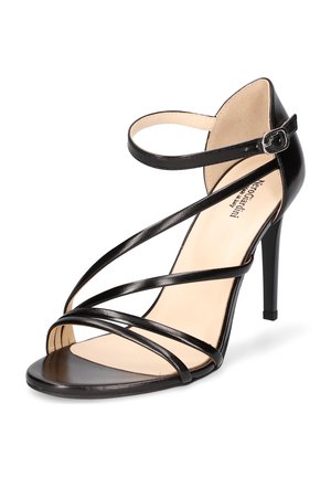 Sandales à talons hauts noires à brides fines avec boucle à la cheville. Présente une pointe effilée et une texture lisse et brillante.