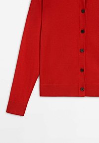 Cardigan rouge vif avec boutons noirs, poignets et ourlet côtelés, présenté de face avec une manche et une partie du torse visibles.