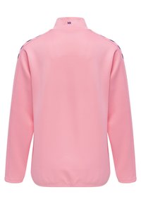 Pullover rosa a maniche lunghe con colletto alto. Presenta dettagli blu navy sulle spalle, texture liscia e orlo elasticizzato. Logo sul retro del collo.