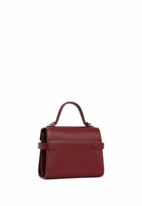 Sac à main structuré en cuir rouge avec une finition texturée, une poignée supérieure, une fermeture à fermoir et des sangles latérales. Forme rectangulaire compacte.