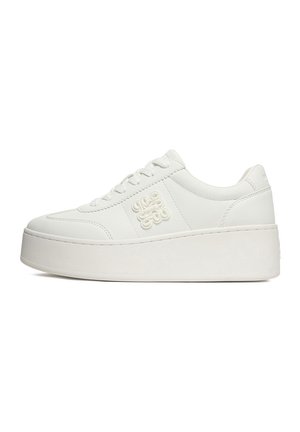 Biały sneaker na platformie z wiązaniem z przodu i haftowanym logo z boku, z grubą podeszwą i górą wykonaną z gładkiej skóry.
