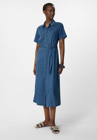 Sukienka koszulowa z denimu, midi, z krótkimi rękawami, z paskiem w talii, jasnoniebieska, z zapięciem na guziki z przodu i szczegółem w postaci bocznego rozcięcia.