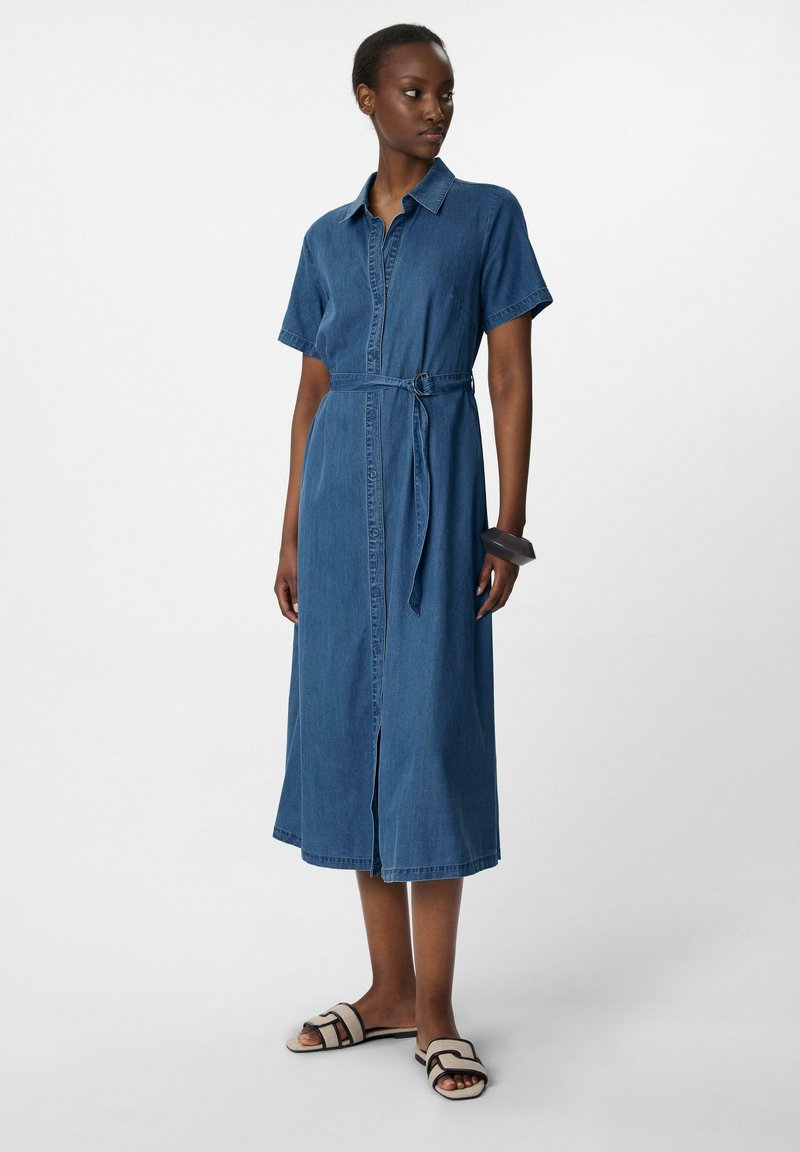 Sukienka koszulowa z denimu, midi, z krótkimi rękawami, z paskiem w talii, jasnoniebieska, z zapięciem na guziki z przodu i szczegółem w postaci bocznego rozcięcia.