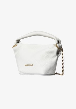 Weiße strukturierte Lederhandtasche mit kurzem Griff, goldenem Kettenriemen und kleinem goldenem "MARC ELLIS"-Logo auf der Vorderseite.