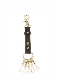 Portachiavi in pelle con una cinghia marrone scuro, hardware dorato, un gancio e un anello rotondo che tiene cinque clip dorate aggiuntive. Texture liscia.
