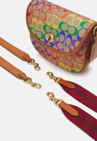 Borsa a tracolla in tela multicolore con chiusura in tonalità oro, dettagli in pelle color panna e due tracolle removibili in pelle e tessuto.