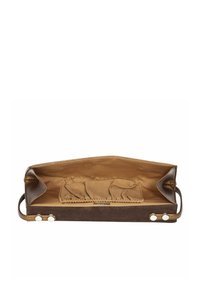 Bolso de mano de cuero marrón con un interior metálico dorado. Presenta un diseño abierto, dos broches laterales y un pequeño bolsillo con un borde rizado.