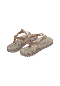 Beige geweven sandalen met een geweven touwzool en een eenvoudig bandontwerp. Beschikt over een platte hak en een gemarkeerde binnenzool.
