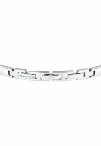 Bracciale in metallo argentato con maglie rettangolari e ovali. Inciso "Maserati" su un link. Finitura liscia con superficie riflettente.