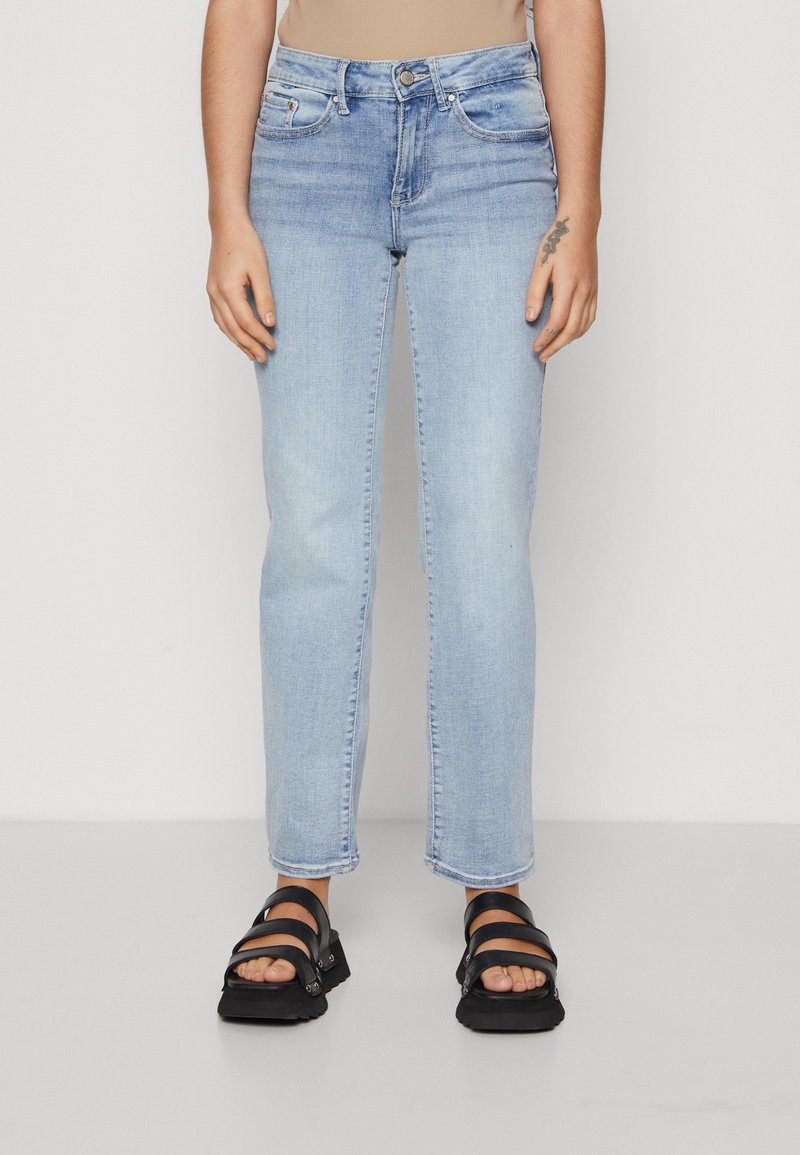Vero Moda Petite VMFLASH - Sirgete säärtega teksad - light blue denim