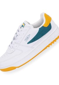 Vit sneaker med teal och gula accenter, texturerade paneler, gummisula och snörningsdesign. Har FILA-logotypen på sidan.