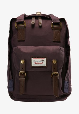 Violetti nailonireppu ruskeilla nahkaosilla, suorakulmainen muoto, etupaneelin tasku ja metalliosat. Etuosassa on label-logo.