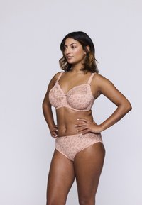 Zestaw biustonosza i majtek w delikatnym różu z panterkowym wzorem i koronkowymi detalami. Biustonosz ma fiszbiny i regulowane ramiączka dla lepszego wsparcia.