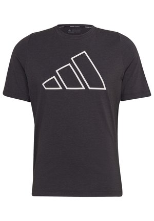 Ciemnoszara koszulka z krótkim rękawem z dużym zarysowanym geometrycznym logo przedstawiającym trzy wznoszące się kształty na środku klatki piersiowej.
