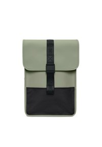 Bolsa impermeable verde con un bolsillo frontal de tela negra. Presenta una solapa plegable, correa ajustable y cierre de hebilla con marca.