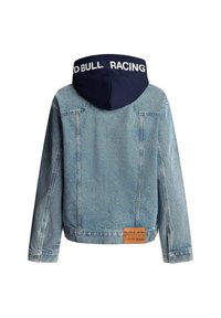 Leren spijkerjas in lichtblauw met een marineblauwe capuchon en de tekst "RACING", en een tan merkpatch ter hoogte van de taille. Klassieke snit en knoopmanchetten.